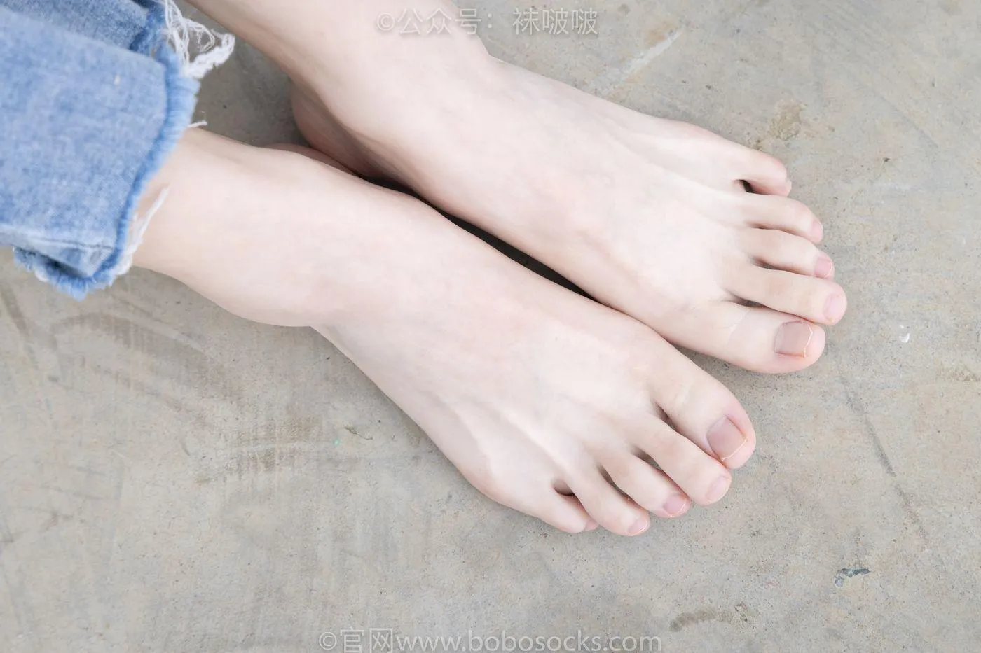 [BoBoSocks袜啵啵]NO.020 熊熊-NB运动鞋、蓝色短棉袜（踩脏）、裸足 [150P]插图7